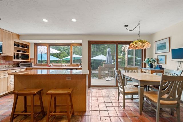 7 Hilltop Ln, Framingham, MA 01701