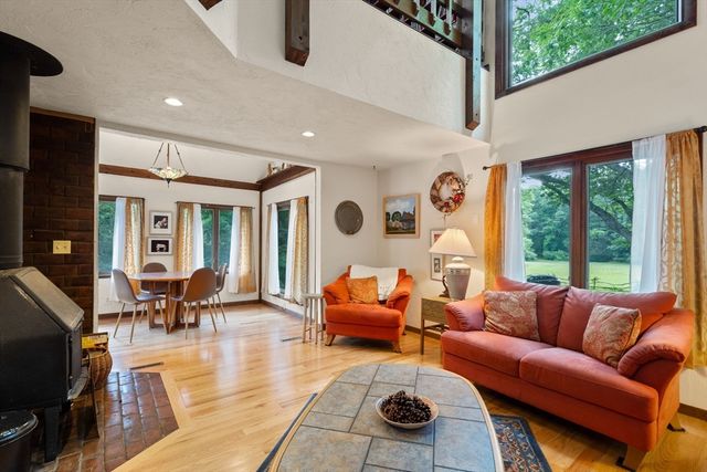 7 Hilltop Ln, Framingham, MA 01701