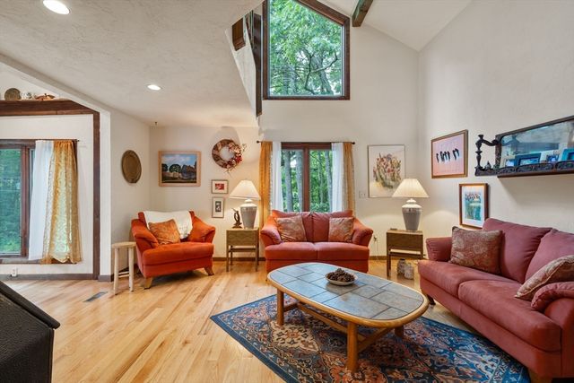 7 Hilltop Ln, Framingham, MA 01701