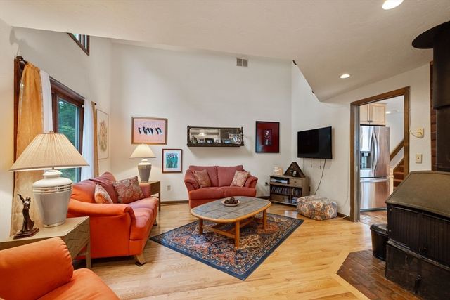 7 Hilltop Ln, Framingham, MA 01701