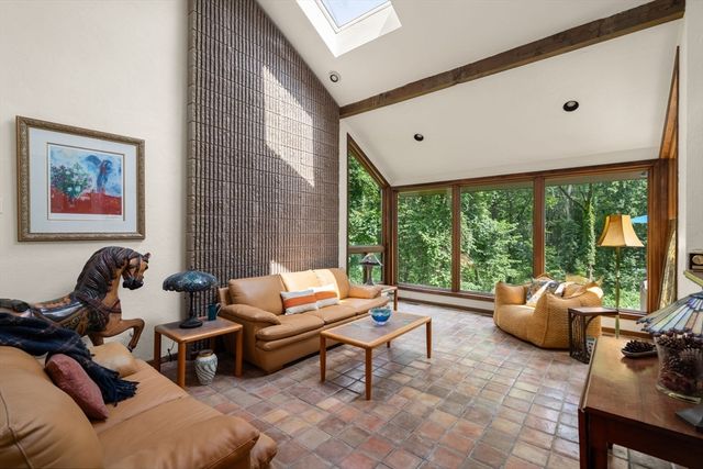 7 Hilltop Ln, Framingham, MA 01701