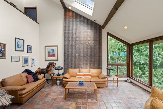 7 Hilltop Ln, Framingham, MA 01701