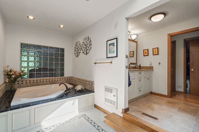7 Hilltop Ln, Framingham, MA 01701