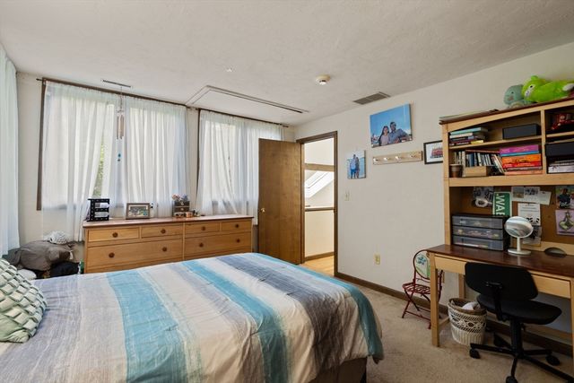 7 Hilltop Ln, Framingham, MA 01701