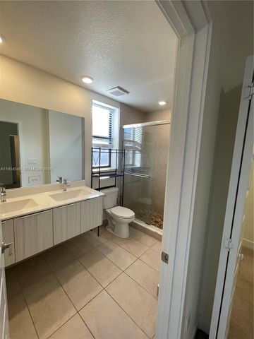 10443 NW 82nd St 4, Doral, FL 33178