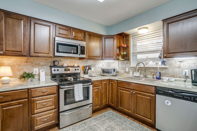 5011 Ledgestone Drive, Fort Worth, TX 76132