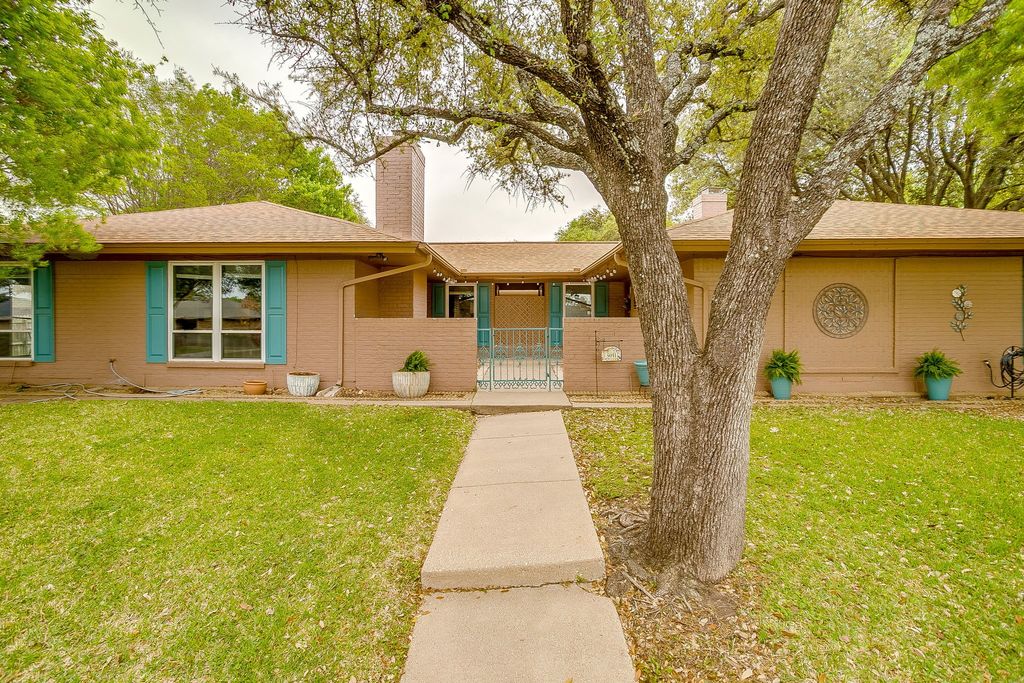 5011 Ledgestone Drive, Fort Worth, TX 76132