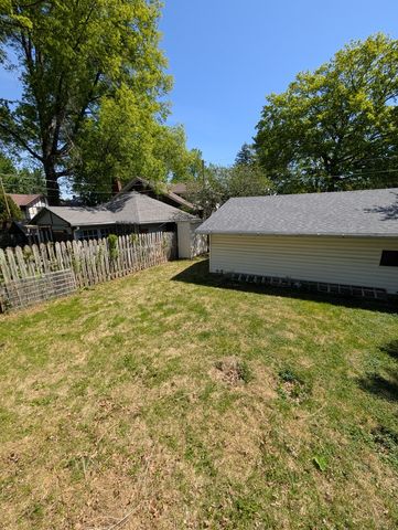 2221 Iowa Street, Davenport, IA 52803