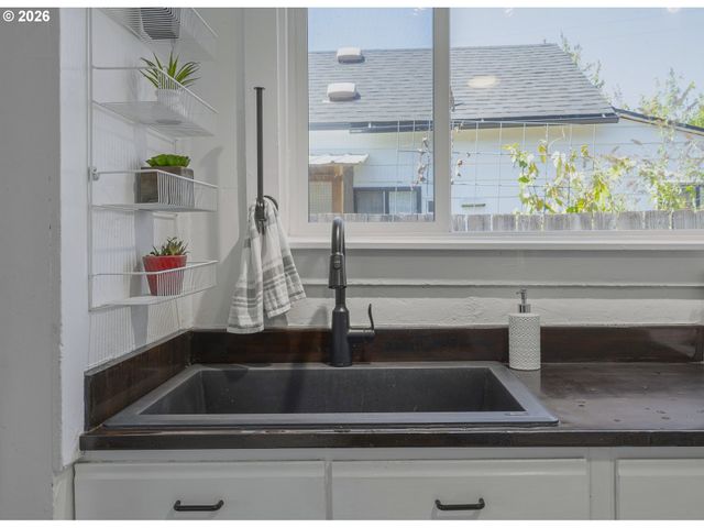 1875 W 18TH Ave, Eugene, OR 97402