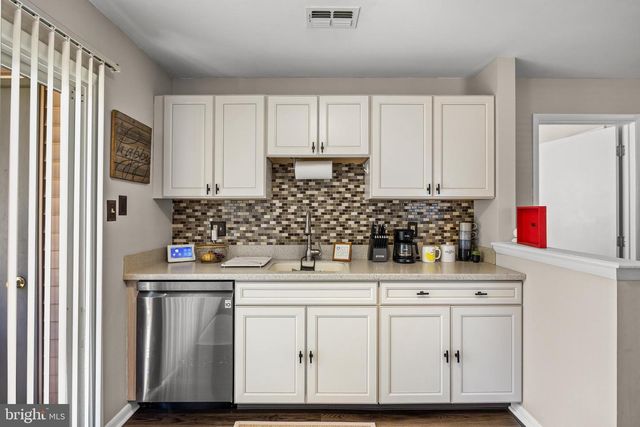26 FOXGLOVE DR, Delran, NJ 08075