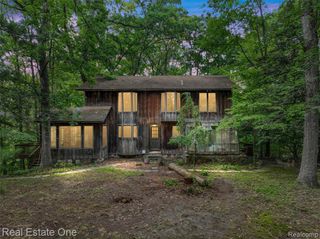 530 W Oakley Park Road, Commerce Twp, MI 48390