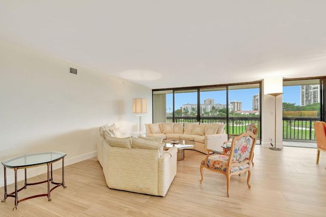 1900 Consulate Place 206, West Palm Beach, FL 33401