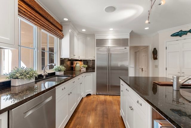 10 Queen Anne Rd, Hopkinton, MA 01748