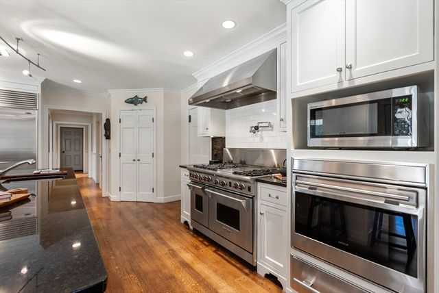 10 Queen Anne Rd, Hopkinton, MA 01748