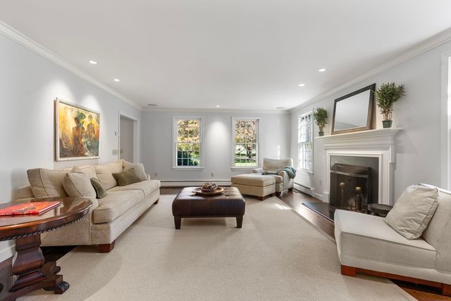 10 Queen Anne Rd, Hopkinton, MA 01748