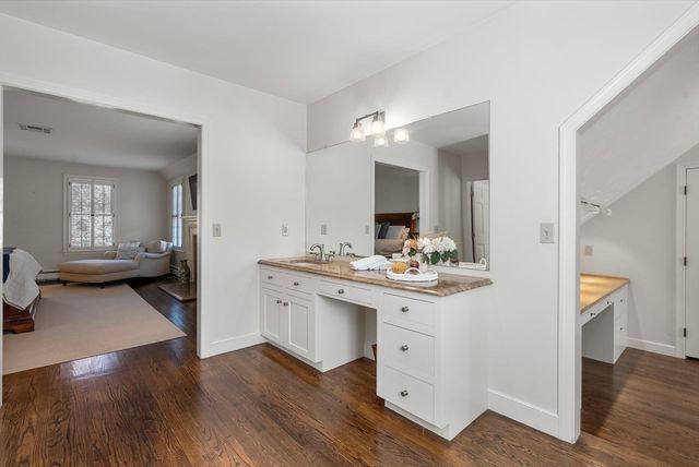 10 Queen Anne Rd, Hopkinton, MA 01748