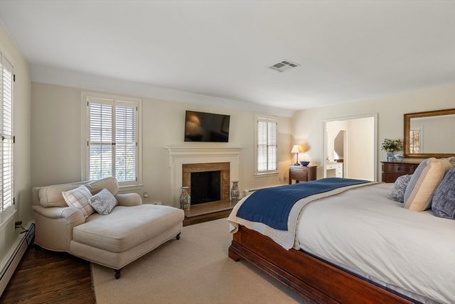 10 Queen Anne Rd, Hopkinton, MA 01748