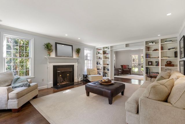 10 Queen Anne Rd, Hopkinton, MA 01748