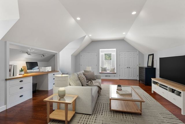 10 Queen Anne Rd, Hopkinton, MA 01748