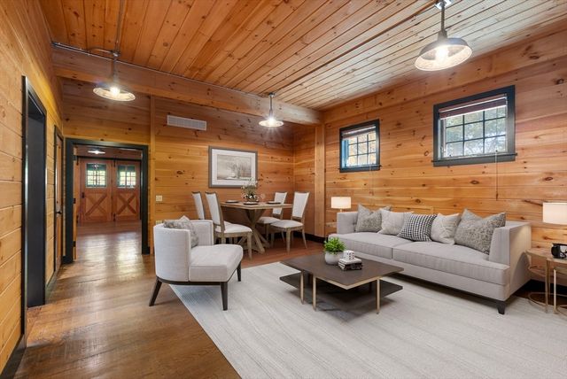 10 Queen Anne Rd, Hopkinton, MA 01748