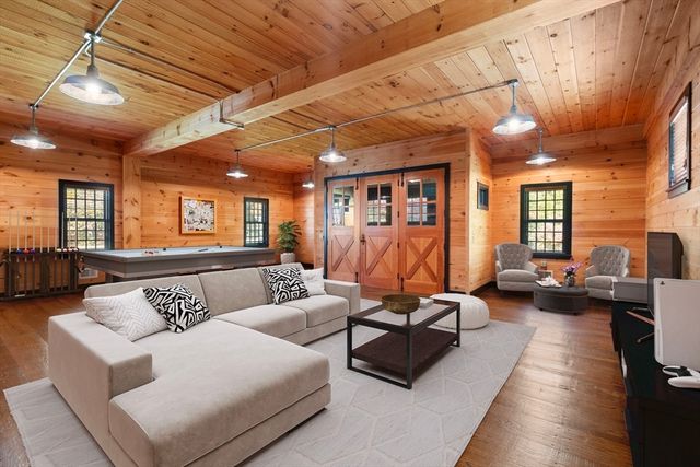 10 Queen Anne Rd, Hopkinton, MA 01748