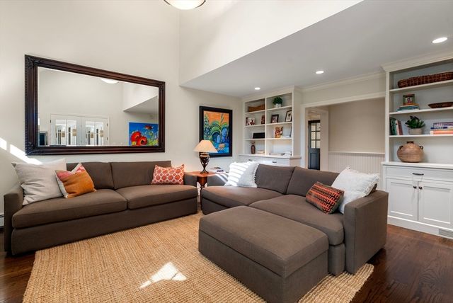 10 Queen Anne Rd, Hopkinton, MA 01748