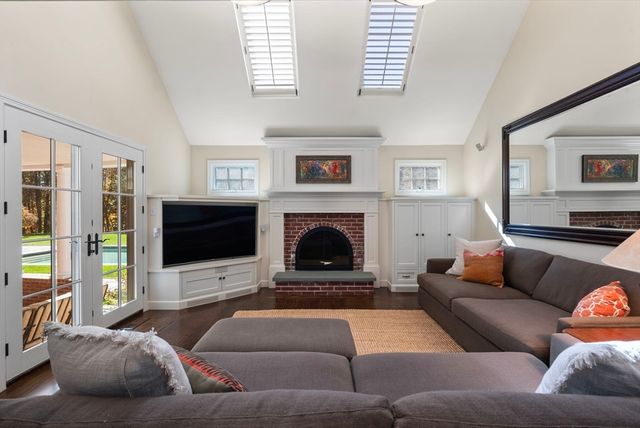 10 Queen Anne Rd, Hopkinton, MA 01748