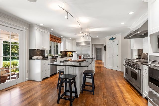 10 Queen Anne Rd, Hopkinton, MA 01748