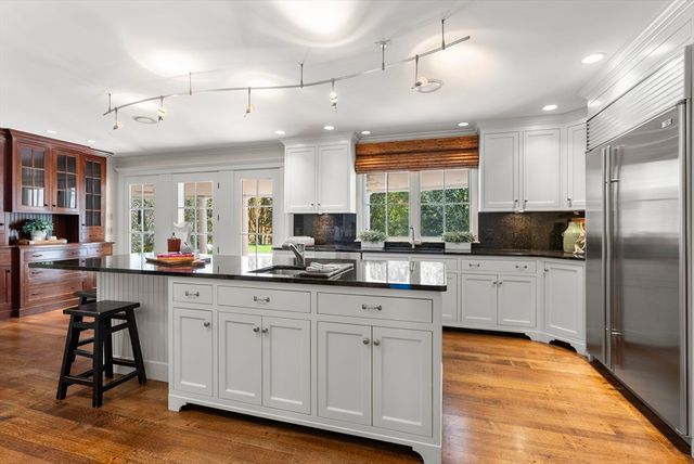 10 Queen Anne Rd, Hopkinton, MA 01748