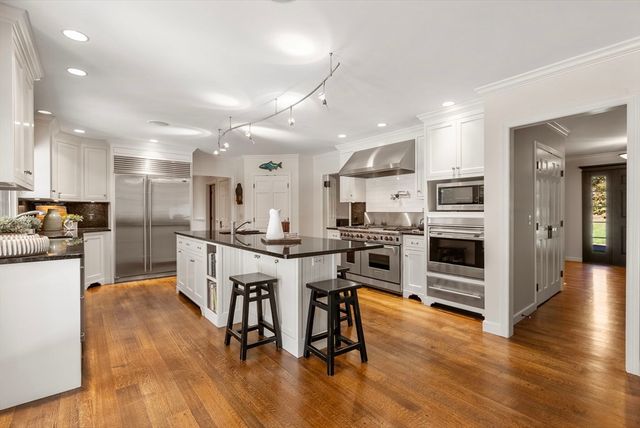 10 Queen Anne Rd, Hopkinton, MA 01748