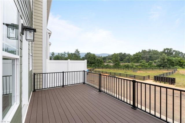 11 Bracewell LN, Yorktown, VA 23692