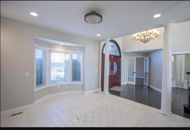 49404 Compass Point Drive, New Baltimore, MI 48047