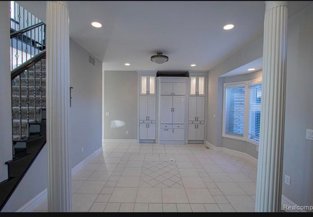 49404 Compass Point Drive, New Baltimore, MI 48047