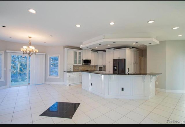 49404 Compass Point Drive, New Baltimore, MI 48047