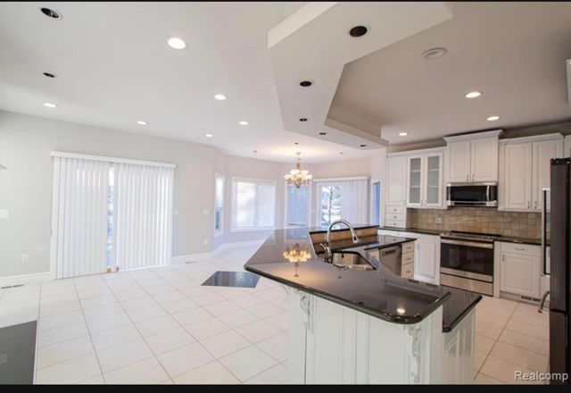 49404 Compass Point Drive, New Baltimore, MI 48047