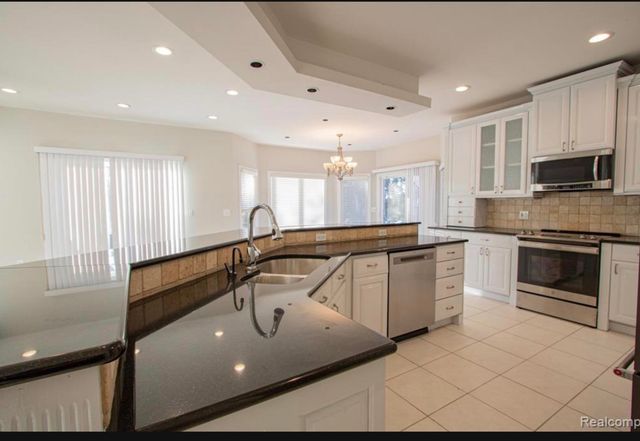 49404 Compass Point Drive, New Baltimore, MI 48047