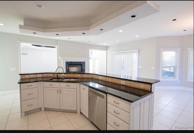 49404 Compass Point Drive, New Baltimore, MI 48047