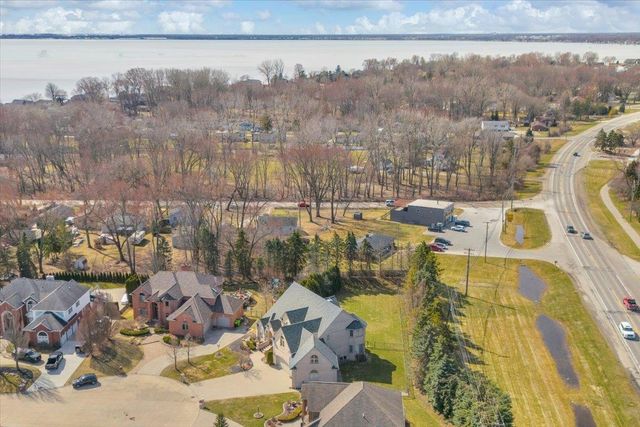 49404 Compass Point Drive, New Baltimore, MI 48047