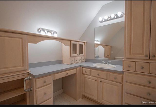 49404 Compass Point Drive, New Baltimore, MI 48047