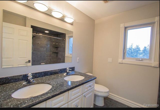 49404 Compass Point Drive, New Baltimore, MI 48047