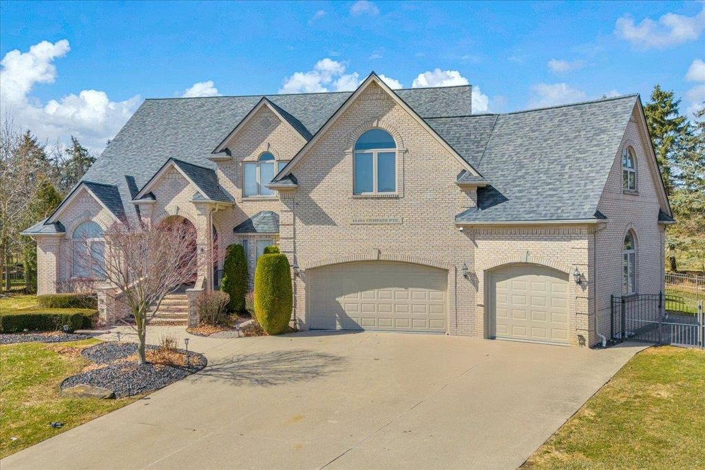 49404 Compass Point Drive, New Baltimore, MI 48047