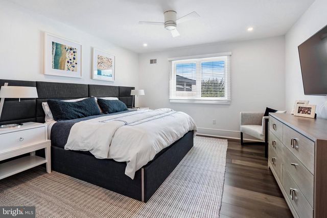 11 3RD STREET, Surf City, NJ 08008