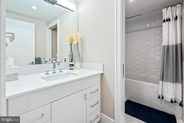 11 3RD STREET, Surf City, NJ 08008