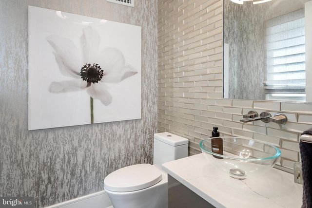 11 3RD STREET, Surf City, NJ 08008