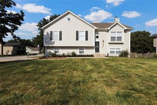 704 16th Avenue S, Greenwood, MO 64034