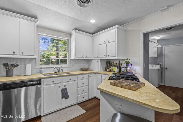 5235 Hialeah Drive, Jackson, MS 39211