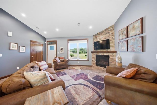 911 67th Avenue, Hudson, WI 54016