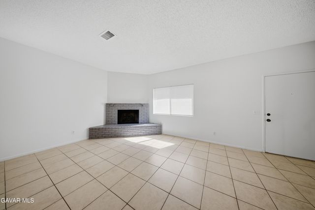 38710 E 10th Street 18, Palmdale, CA 93550