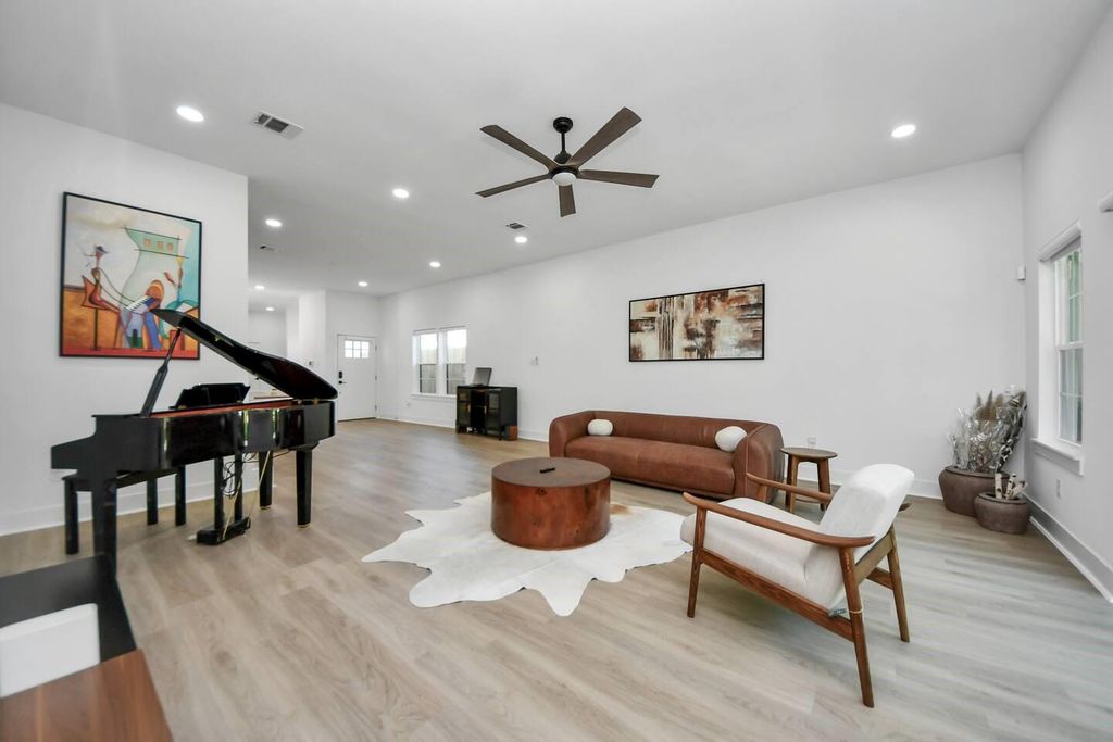 6747 Peerless Street, Houston, TX 77021