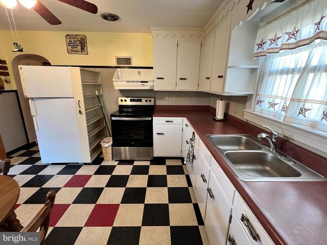 327 W FERDINAND ST, Manheim, PA 17545